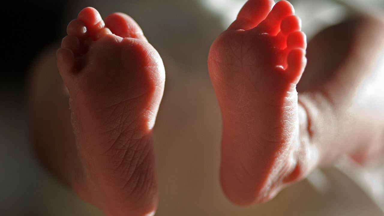 Muere El Bebe Que Aparecio Colgado Por El Cordon Umbilical Tras El Suicidio De Su Madre En La India Muere El Bebe Que Aparecio Colgado Por El Cordon Umbilical Tras El Suicidio De Su Madre En La India