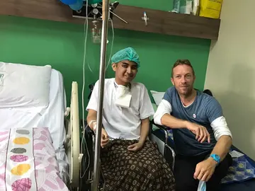 Chris Martin junto a Ken Valiant Chris Martin junto a Ken Valiant