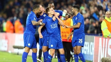 Marc Albrighton, del Leicester, celebra un gol con sus compañeros