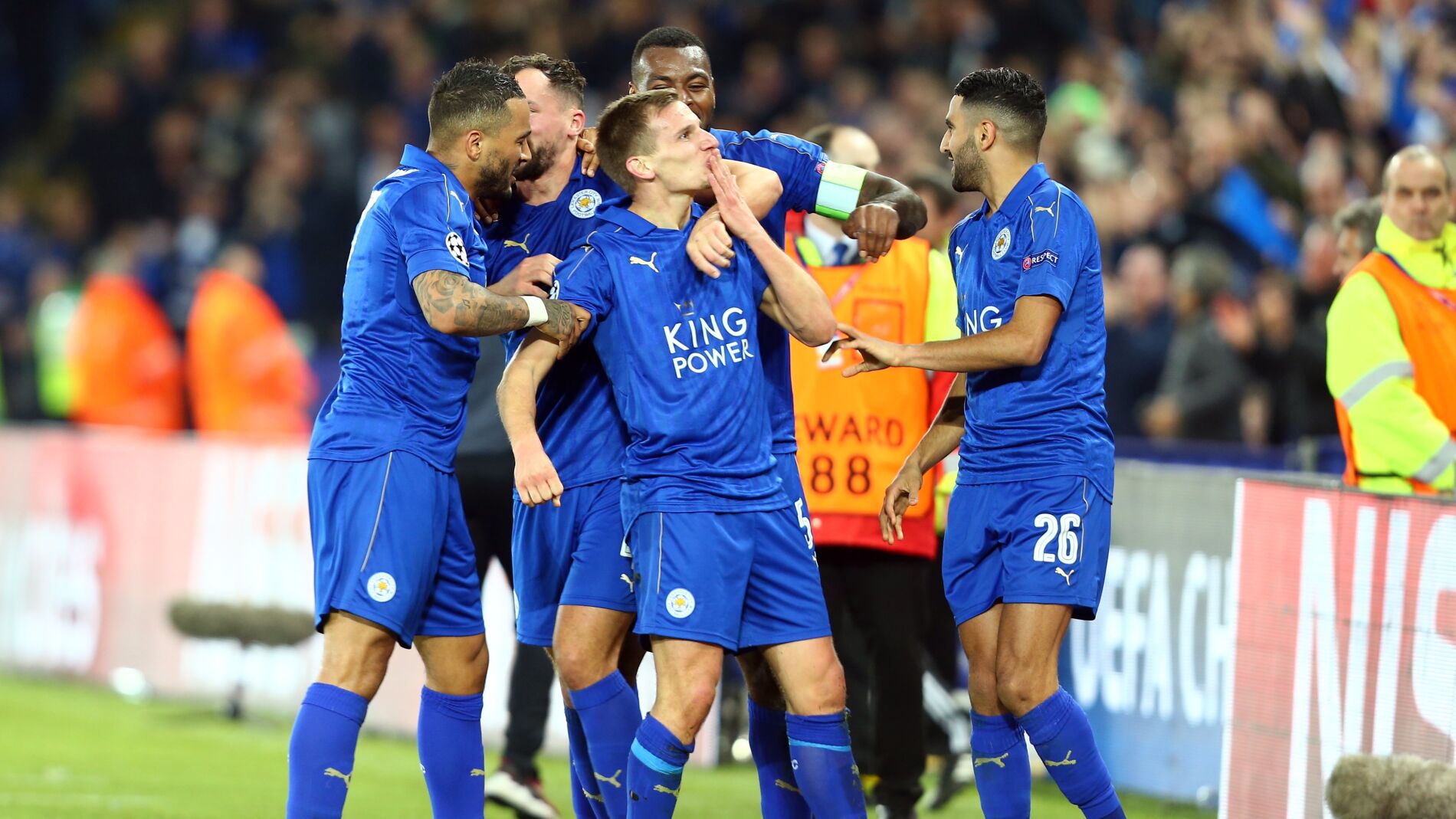 Marc Albrighton, del Leicester, celebra un gol con sus compa&ntilde;eros