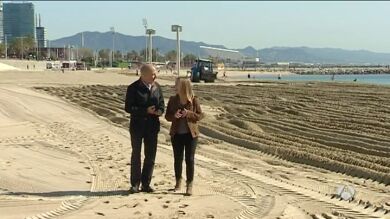 La puesta a punto de las playas de Barcelona antes de las vacaciones de Semana Santa