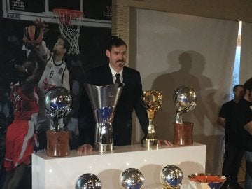 Nocioni posa con los trofeos que ha ganado en el Real Madrid de basket