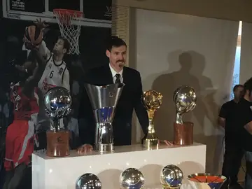 Nocioni posa con los trofeos que ha ganado en el Real Madrid de basket Nocioni posa con los trofeos que ha ganado en el Real Madrid de basket