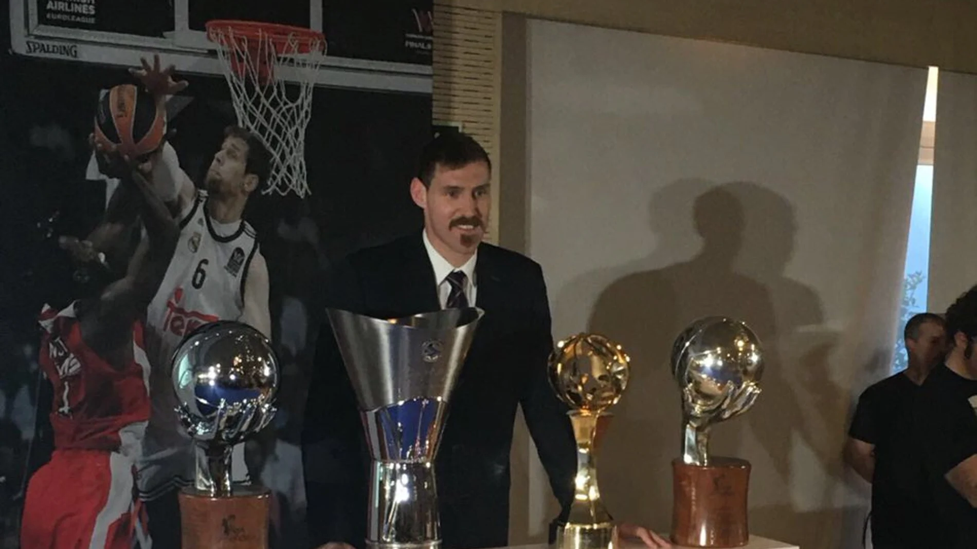 Nocioni posa con los trofeos que ha ganado en el Real Madrid de basket Nocioni posa con los trofeos que ha ganado en el Real Madrid de basket