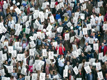 Miles de manifestantes se quejan en Zaragoza del cierre de aulas concertadas Miles de manifestantes se quejan en Zaragoza del cierre de aulas concertadas