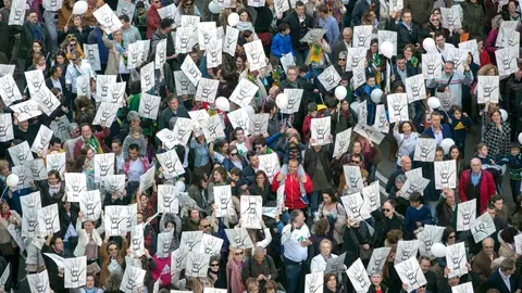Miles de manifestantes se quejan en Zaragoza del cierre de aulas concertadas Miles de manifestantes se quejan en Zaragoza del cierre de aulas concertadas