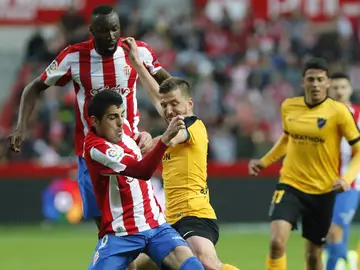 Camacho disputa un balón ante el Sporting Camacho disputa un balón ante el Sporting