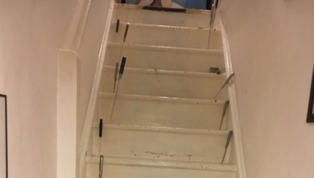 Los cuchillos clavados en la escalera