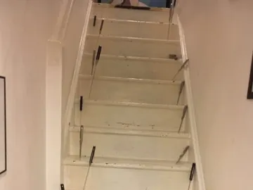 Los cuchillos clavados en la escalera Los cuchillos clavados en la escalera