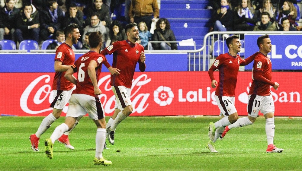 Los jugadores de Osasuna celebra un gol
