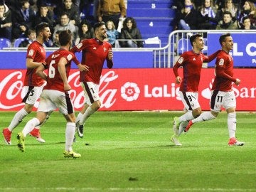 Los jugadores de Osasuna celebra un gol