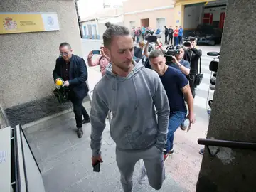 El jugador del Eldense, Mayki, a su llegada la comisaria de Elda El jugador del Eldense, Mayki, a su llegada la comisaria de Elda