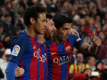 La MSN celebra uno de sus goles en el Camp Nou