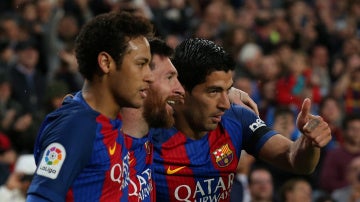 La MSN celebra uno de sus goles en el Camp Nou