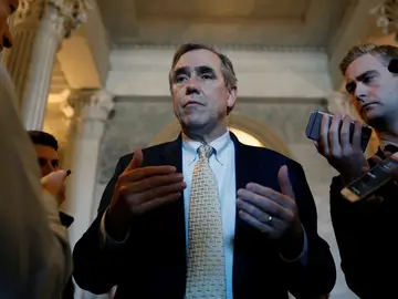 Un senador habla durante 15 horas para criticar el nombramiento del juez de Trump para el Supremo Un senador habla durante 15 horas para criticar el nombramiento del juez de Trump para el Supremo