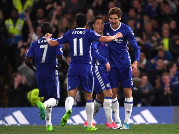 Los jugadores del Chelsea celebran el gol de Hazard