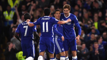 Los jugadores del Chelsea celebran el gol de Hazard