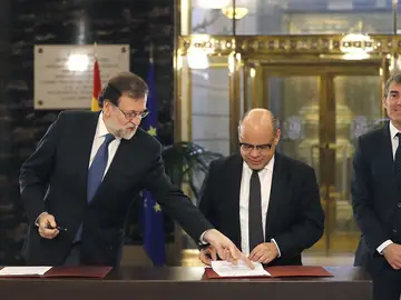 Rajoy sella su acuerdo a los PGE con Coalición Canaria Rajoy sella su acuerdo a los PGE con Coalición Canaria