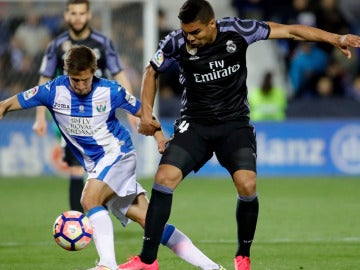 El centrocampista brasileño del Real Madrid, Carlos Henrique Casemiro, disputa un balón con el jugador argentino del Leganés, Alexander Szymanowski