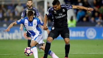 El centrocampista brasileño del Real Madrid, Carlos Henrique Casemiro, disputa un balón con el jugador argentino del Leganés, Alexander Szymanowski