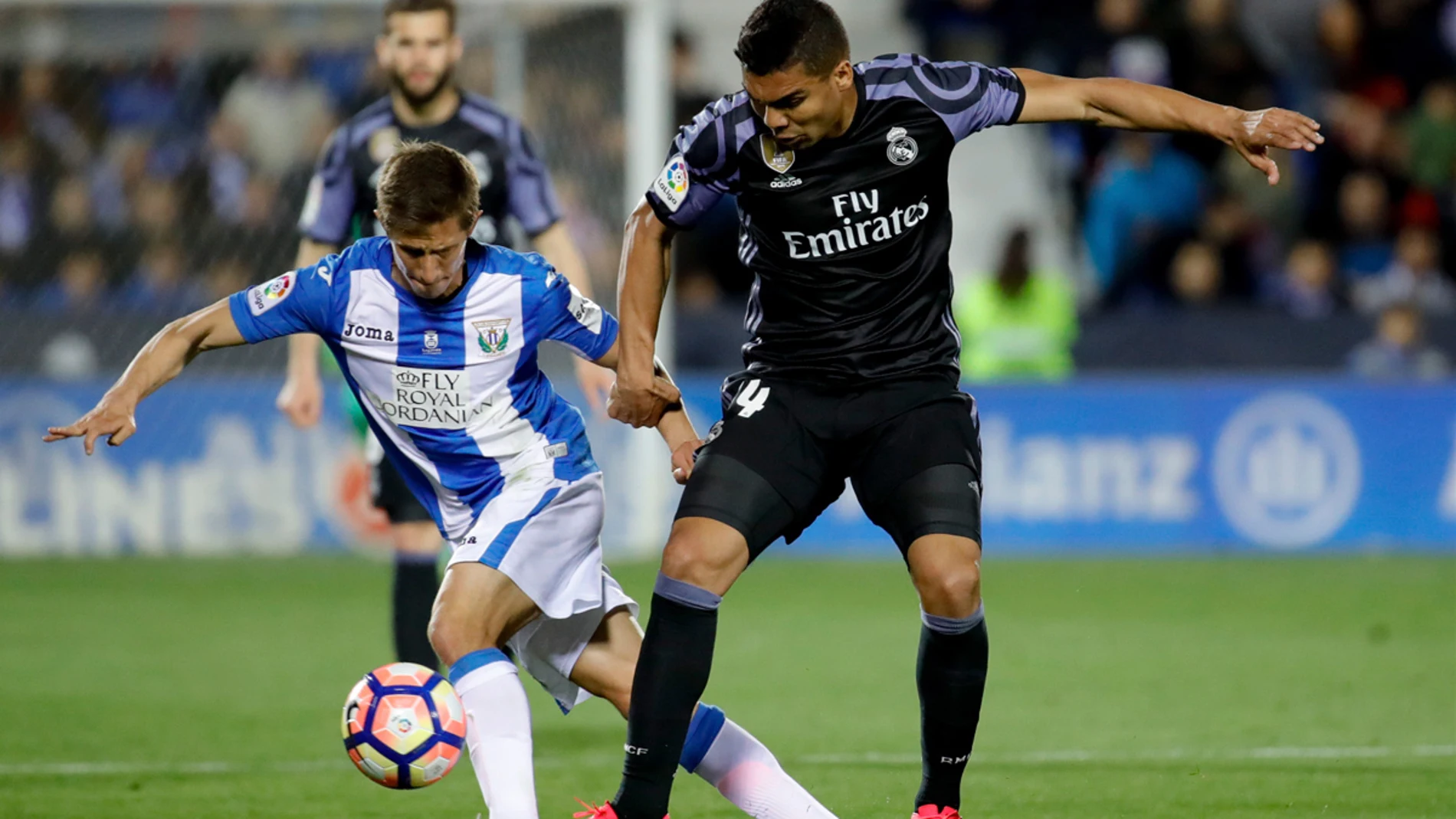 El centrocampista brasileño del Real Madrid, Carlos Henrique Casemiro, disputa un balón con el jugador argentino del Leganés, Alexander Szymanowski El centrocampista brasileño del Real Madrid, Carlos Henrique Casemiro, disputa un balón con el jugador argentino del Leganés, Alexander Szymanowski
