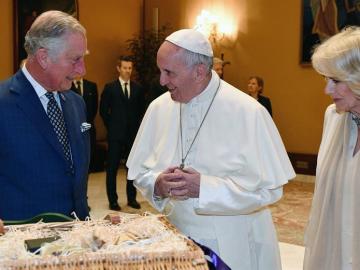 El Papa Francisco junto a los príncipes de Gales