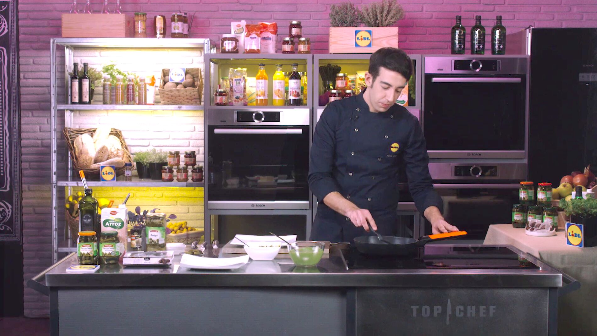Lomo de salm&oacute;n con picada de d&aacute;tiles, manzana y pepino encurtido