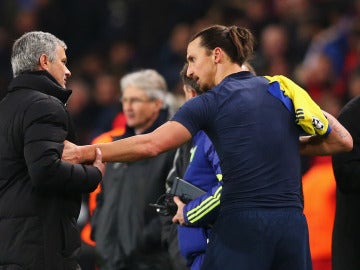 Ibrahimovic habla con Mourinho durante un partido