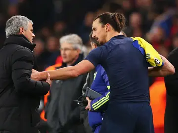 Ibrahimovic habla con Mourinho durante un partido Ibrahimovic habla con Mourinho durante un partido