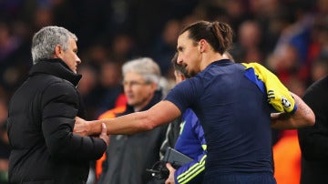 Ibrahimovic habla con Mourinho durante un partido