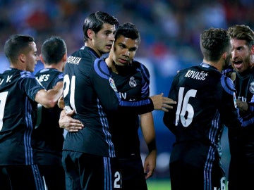 Los jugadores del Real Madrid celebran un gol