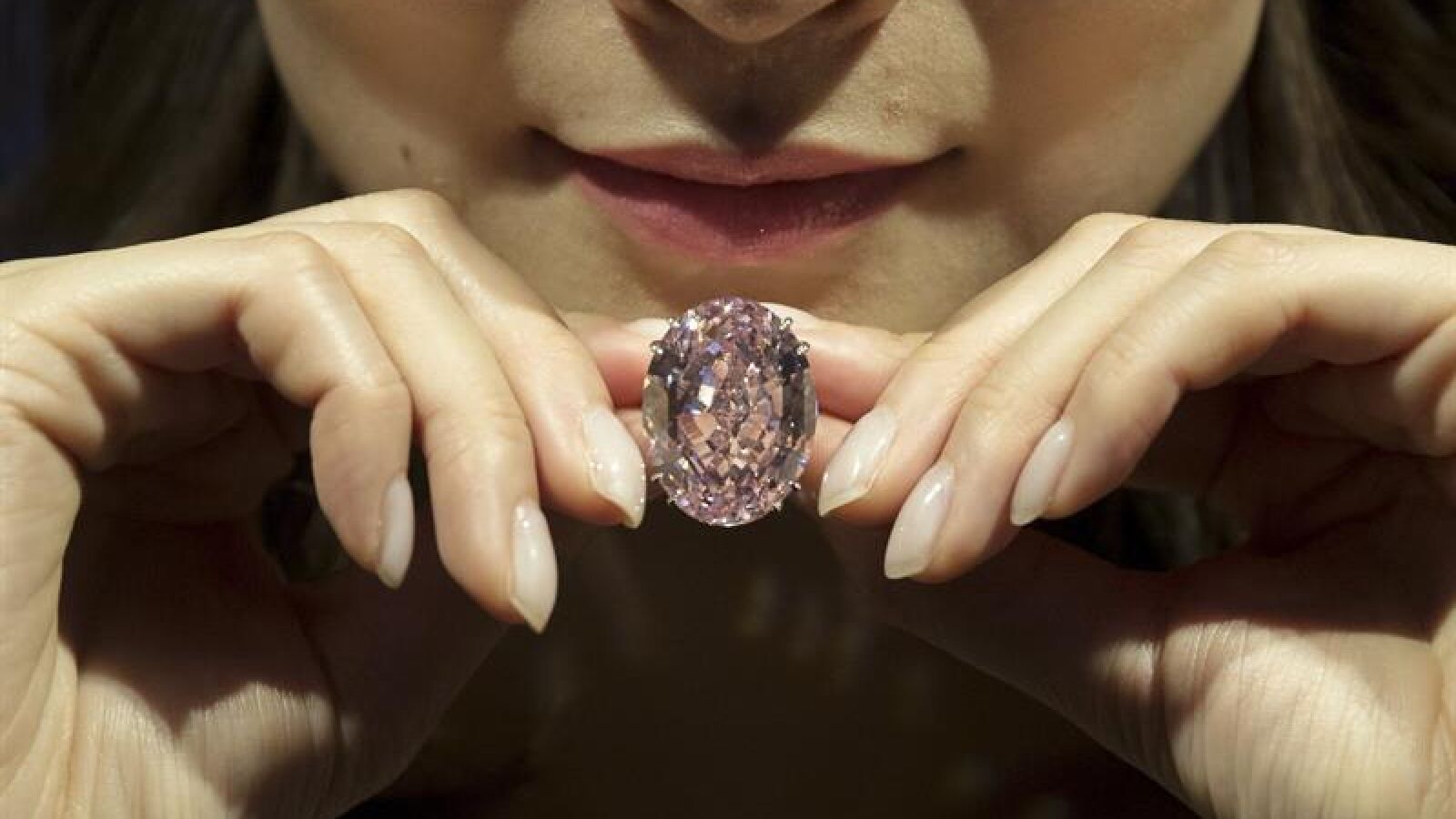Subastan por más de 66 millones de euros el diamante rosa más grande del mundo