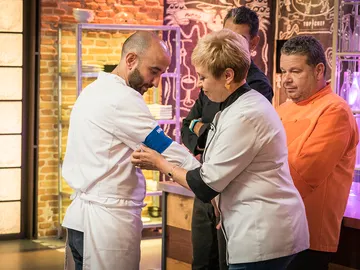 Marcano gana el brazalete de inmune superando el plato de la ‘abuela de España’ Marcano gana el brazalete de inmune superando el plato de la ‘abuela de España’