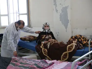 Una mujer es atendida tras el ataque químico en Siria Una mujer es atendida tras el ataque químico en Siria