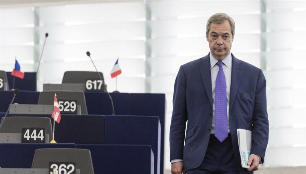 El europarlamentario del partido UKIP Nigel Farage en el Parlamento Europeo