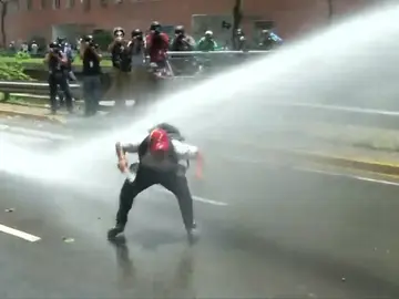 Frame 31.513997 de: Brutal represión en Venezuela contra una multitudinaria marcha de la oposición Frame 31.513997 de: Brutal represión en Venezuela contra una multitudinaria marcha de la oposición