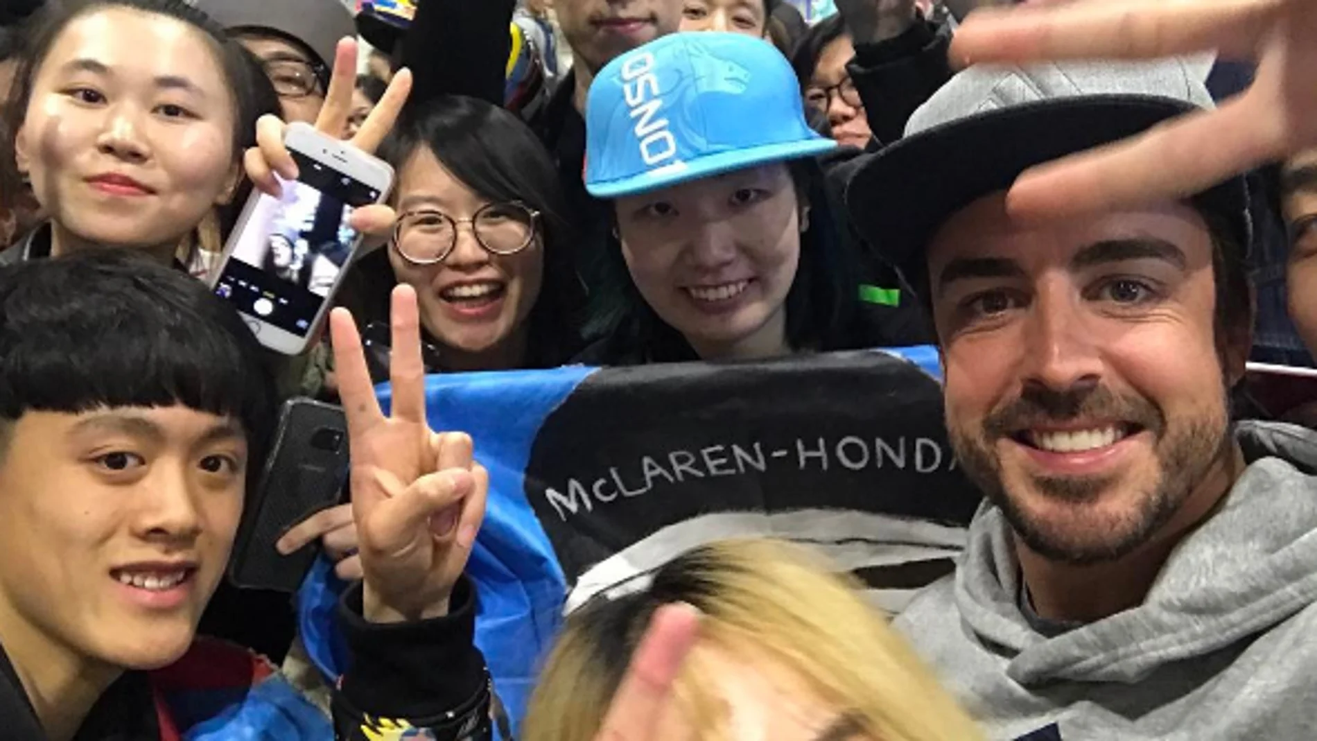 Fernando Alonso a su llegada a China
