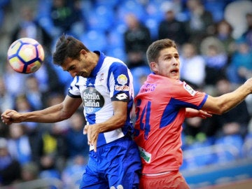 Borges y Kravets disputan un balón aéreo en el Depor-Granada