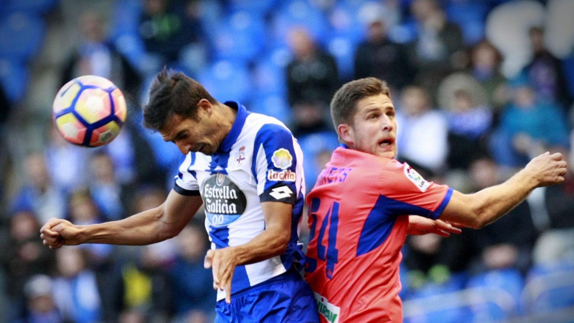 Borges y Kravets disputan un bal&oacute;n a&eacute;reo en el Depor-Granada