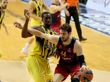 Ante Tomic penetra a canasta en el partido frente a Fenerbahçe Ante Tomic penetra a canasta en el partido frente a Fenerbahçe