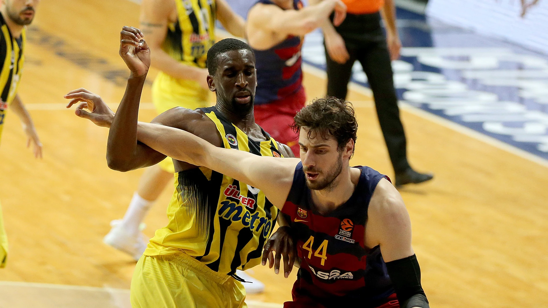 Ante Tomic penetra a canasta en el partido frente a Fenerbahçe Ante Tomic penetra a canasta en el partido frente a Fenerbahçe