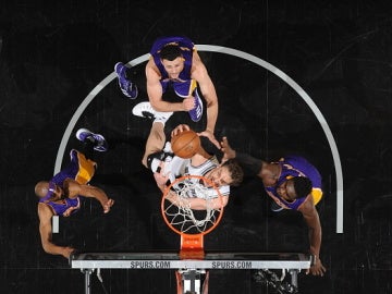 Pau Gasol machaca el aro ante tres jugadores de los Lakers