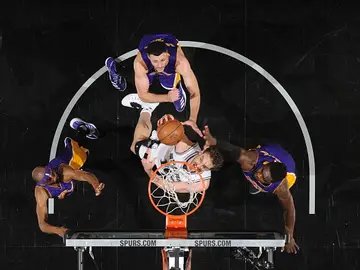 Pau Gasol machaca el aro ante tres jugadores de los Lakers Pau Gasol machaca el aro ante tres jugadores de los Lakers