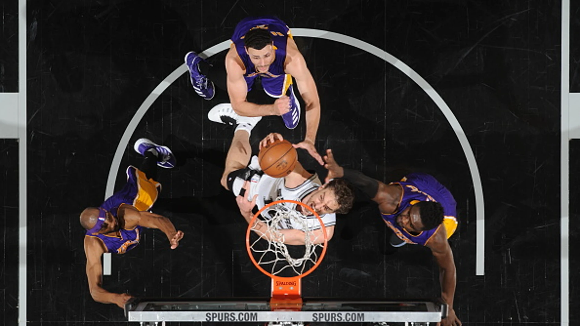 Pau Gasol machaca el aro ante tres jugadores de los Lakers Pau Gasol machaca el aro ante tres jugadores de los Lakers