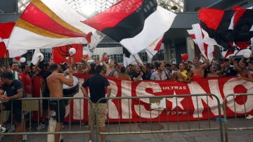 Un grupo de aficionados con la pancarta de Biris