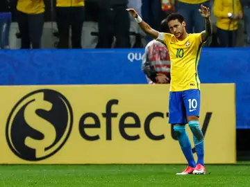 Neymar celebra un gol con Brasil Neymar celebra un gol con Brasil