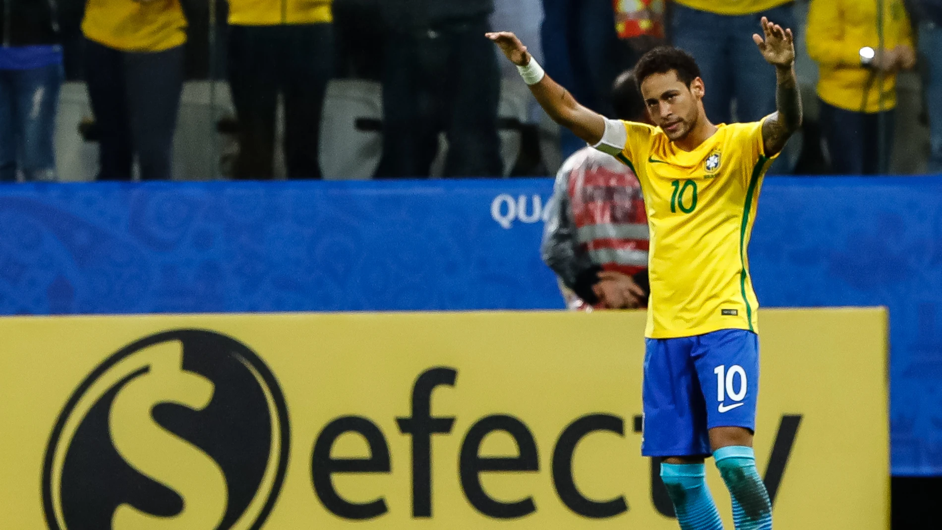 Neymar celebra un gol con Brasil Neymar celebra un gol con Brasil