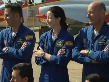Frame 13.723961 de: Una mujer pilota, por primera vez, un avión de la patrulla Águila Frame 13.723961 de: Una mujer pilota, por primera vez, un avión de la patrulla Águila