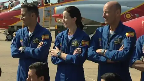 Frame 13.723961 de: Una mujer pilota, por primera vez, un avión de la patrulla Águila Frame 13.723961 de: Una mujer pilota, por primera vez, un avión de la patrulla Águila