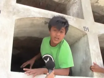 Frame 23.385173 de: Algunos supervivientes de las inundaciones en Perú duermen en las tumbas del cementerio Frame 23.385173 de: Algunos supervivientes de las inundaciones en Perú duermen en las tumbas del cementerio